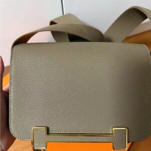 Elegant Tan Leather Crossbody Bag